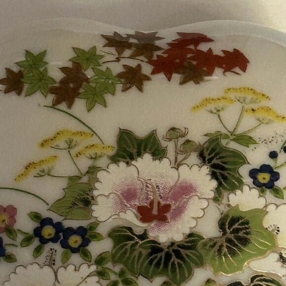 Vintage Porcelain Heart Shaped Trinket Box with Wild Flowers & Bird (Quail?) "S" - Picture 4 of 10